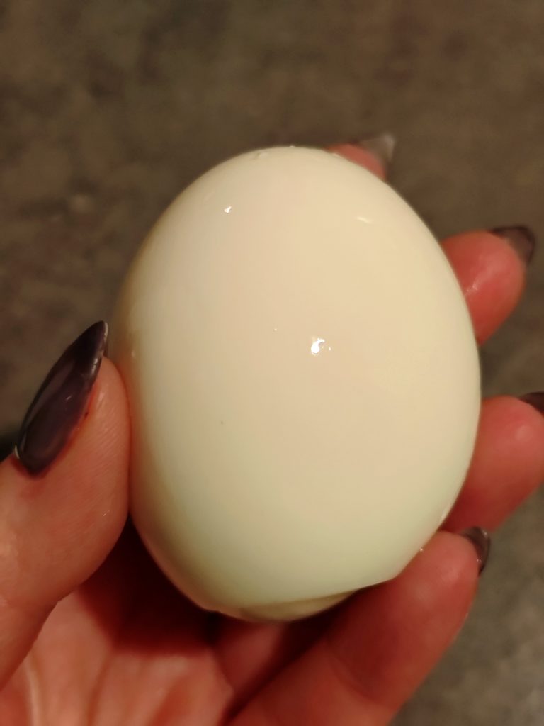 Whole hard-boiled egg 